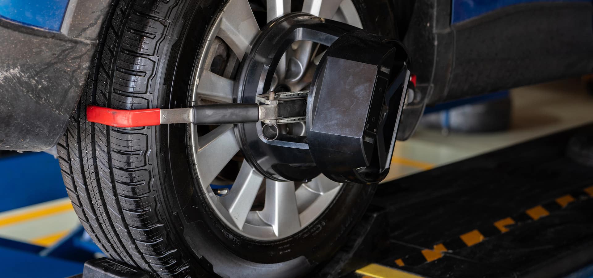 Car wheel alignment device attached to tire